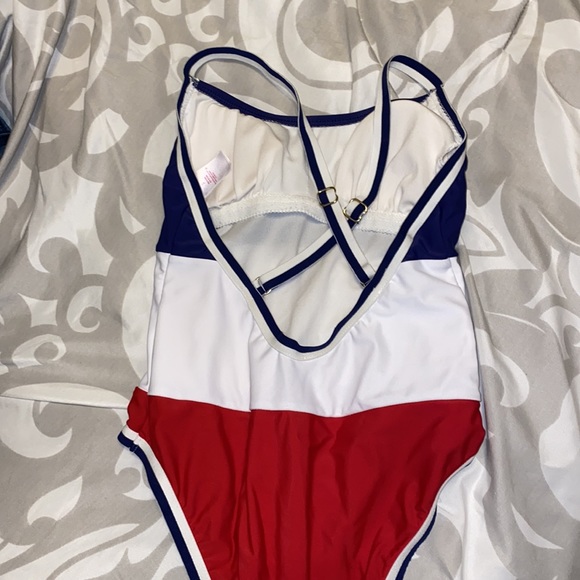 One piece - Picture 3 of 4